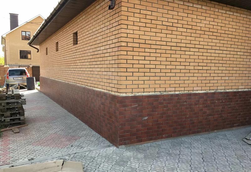 Отделка кирпичом цоколя каркасного дома