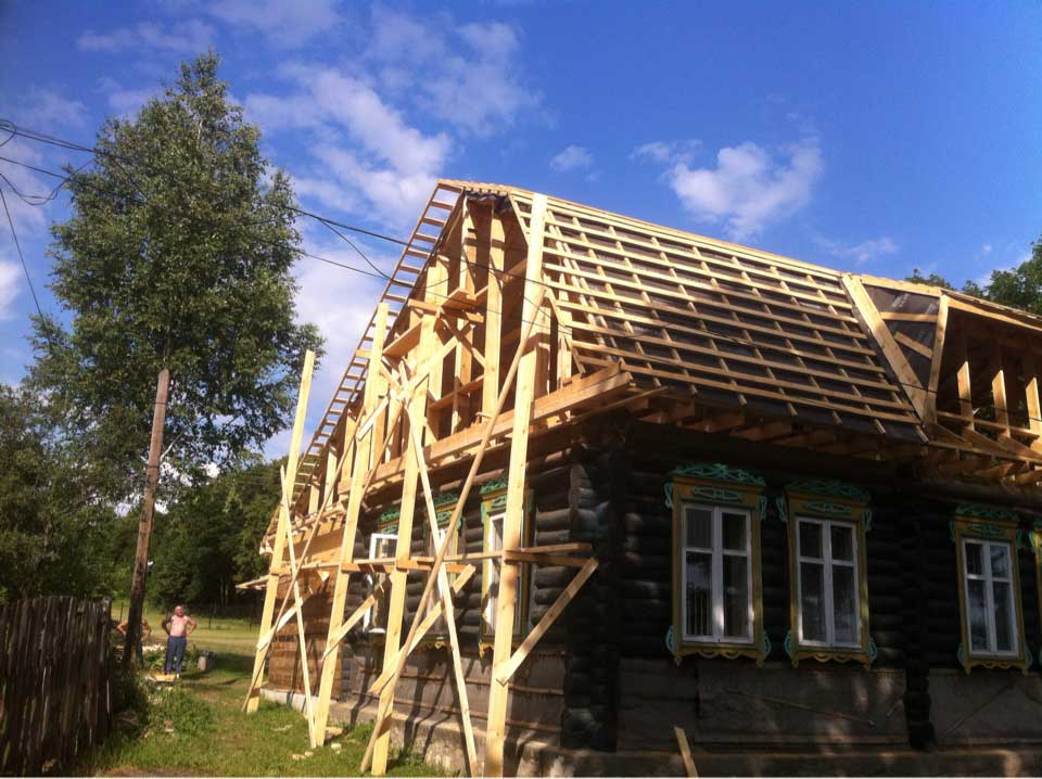 Монтаж конькового прогона при строительстве кровли в Рязани 