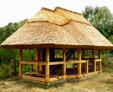 беседка с кровлей из камыша